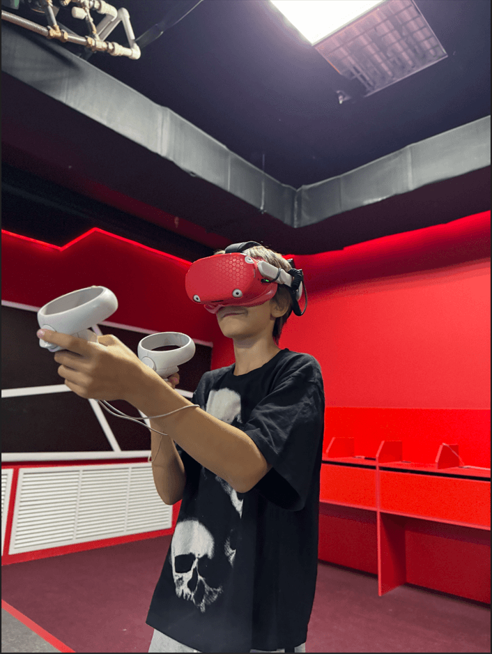 Студент EyeCode University в VR-шлеме с контроллерами