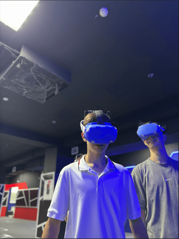 Студенты EyeCode University в VR-шлемах на выезде в клуб виртуальной реальности