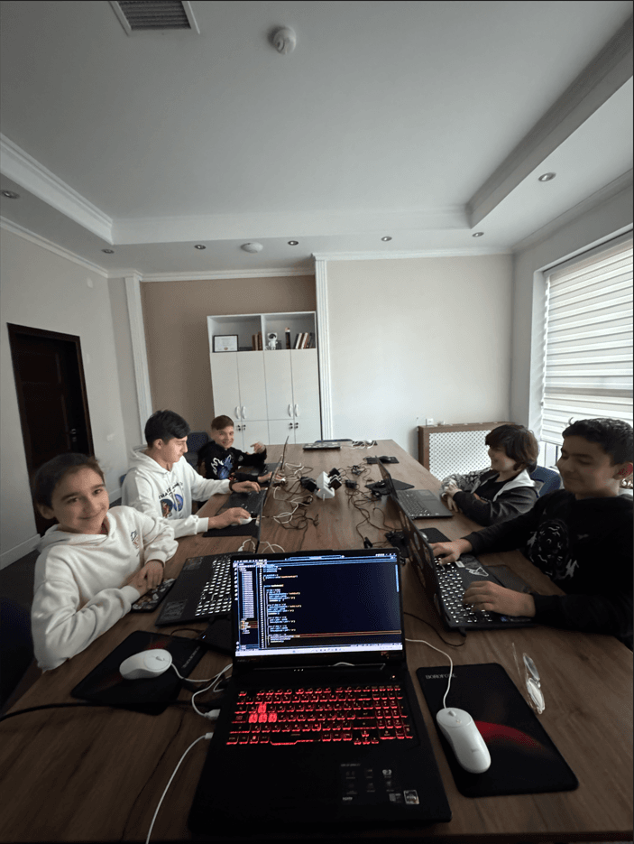 Занятие EyeCode University: студенты за ноутбуками с кодом